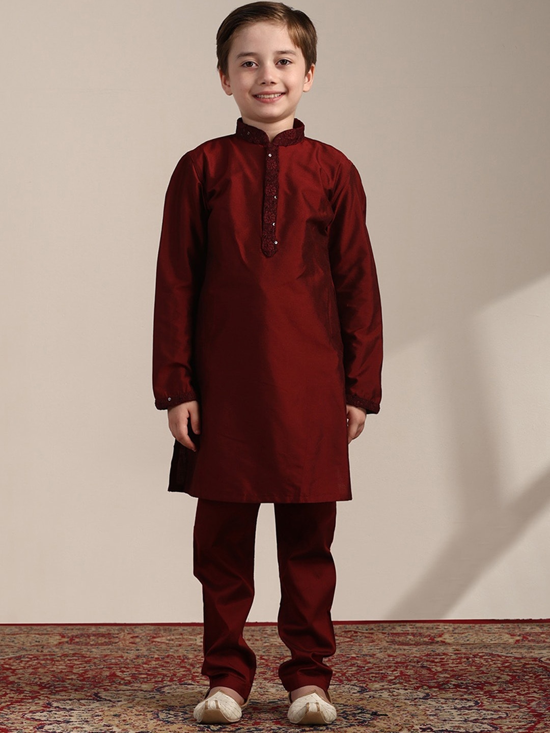 

Manyavar Boys Mandarin Collar Straight Kurta with Pyjamas & Nehru jacket, Maroon