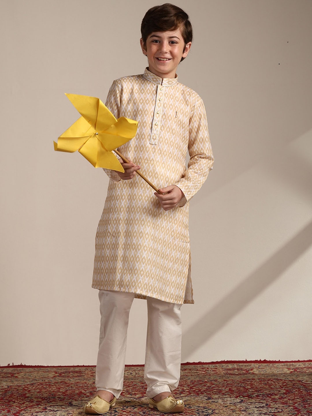 

Manyavar Boys Ethnic Motif Printed Regular Straight Kurta with Pyjamas, Beige