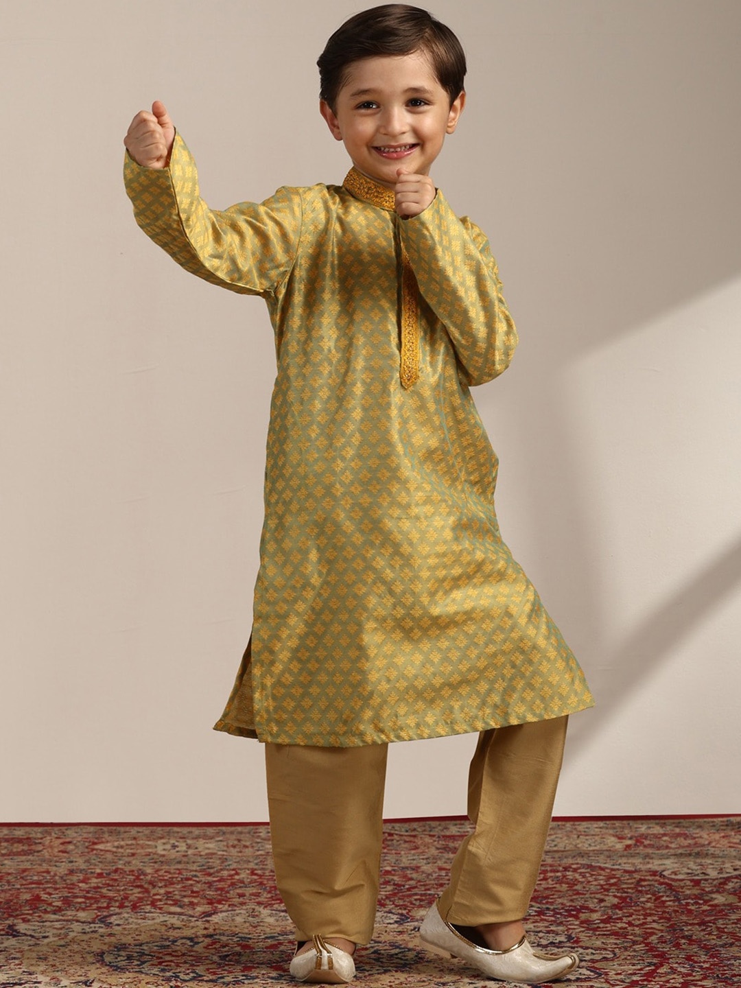 

Manyavar Boys Ethnic Motifs Woven Design Regular Kurta With Pyjamas, Green