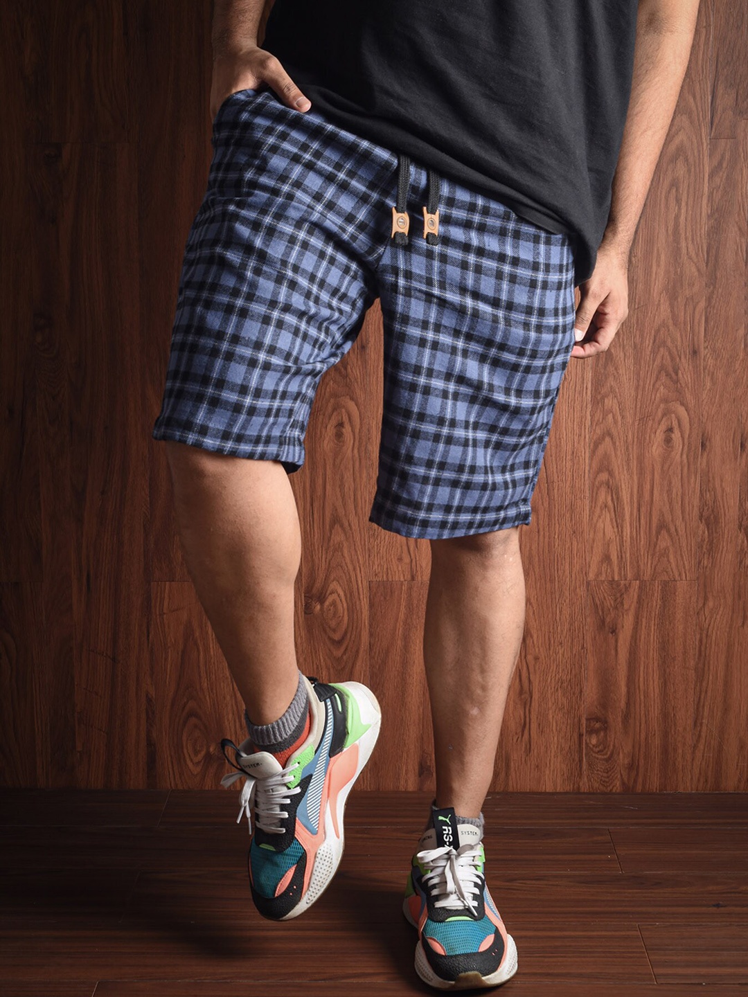 

BOMBAY TROOPER Men Checked Regular Fit Mid Rise Linen Regular Shorts, Blue