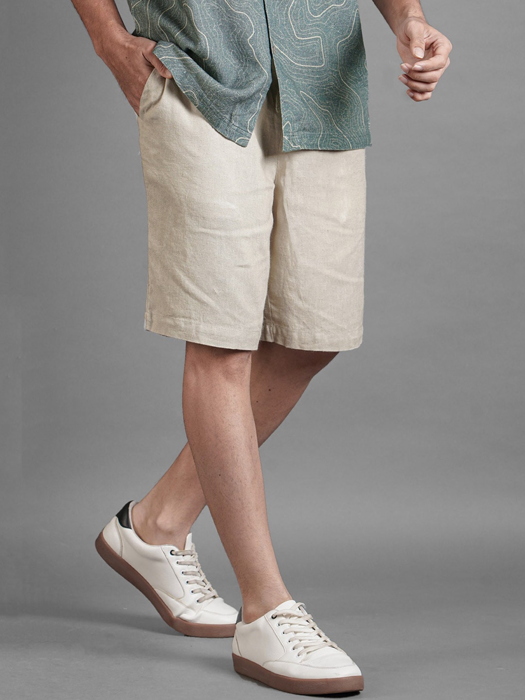 

BOMBAY TROOPER Men Regular Fit Mid Rise Linen Regular Shorts, Off white