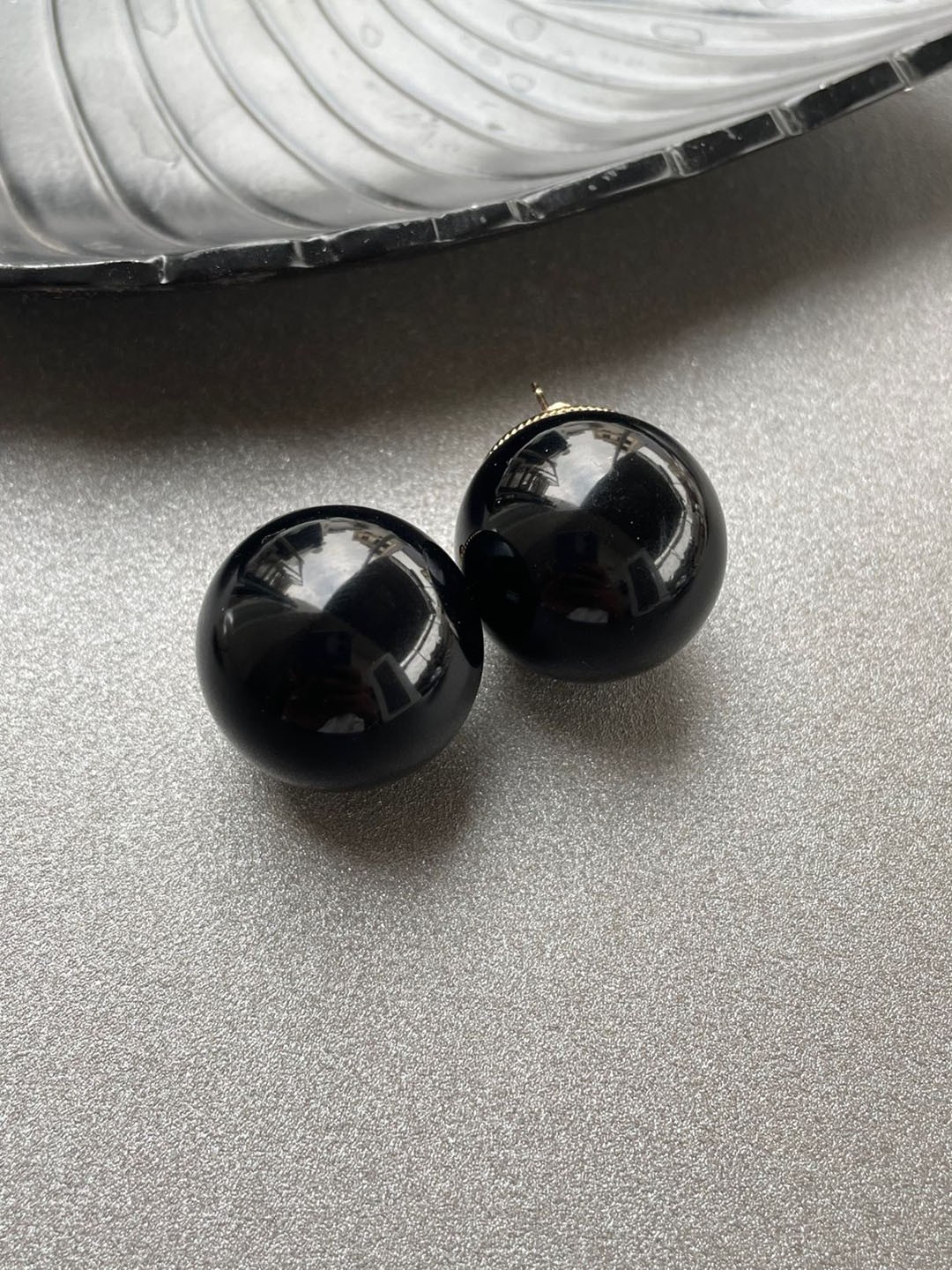 

ISHKAARA Circular Stud Earrings, Black