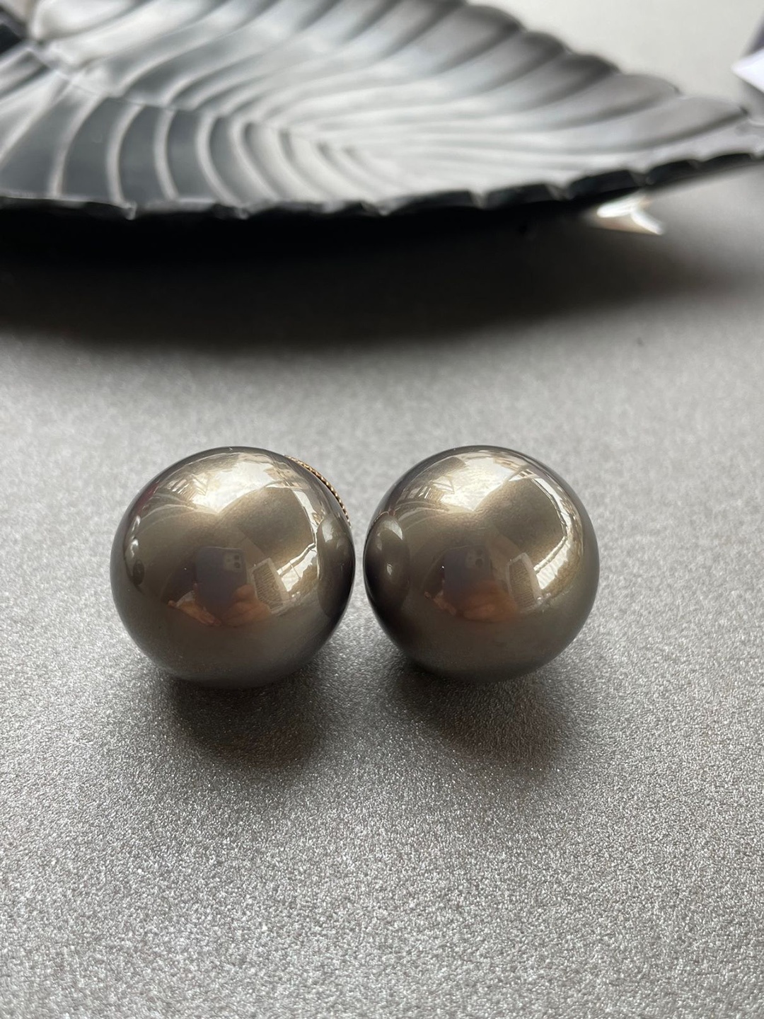 

ISHKAARA Circular Stud Earrings, Grey
