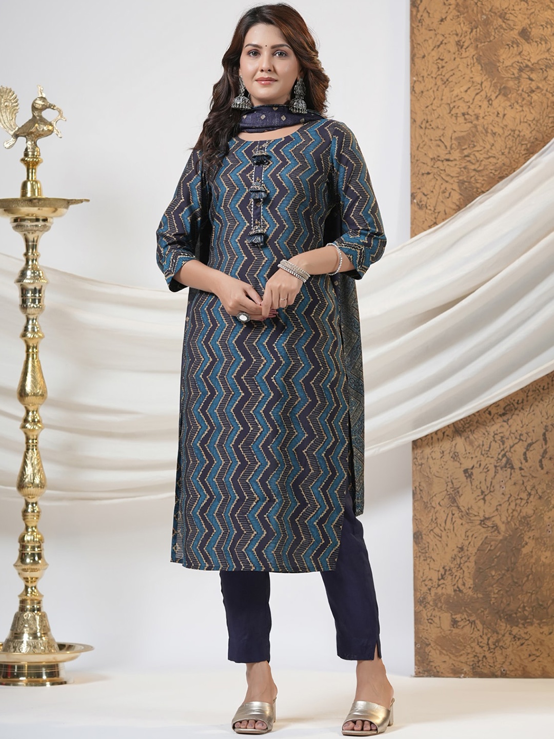 

PIROH Geometric Printed Straight Kurta & Trousers With Dupatta, Blue