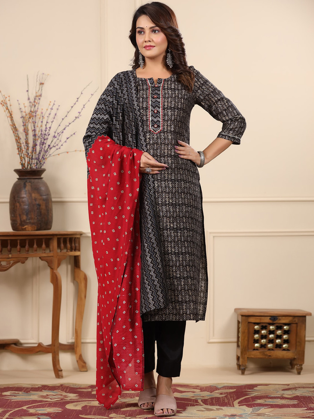 

PIROH Geometric Printed Regular Kurta with Trousers & Dupatta, Black