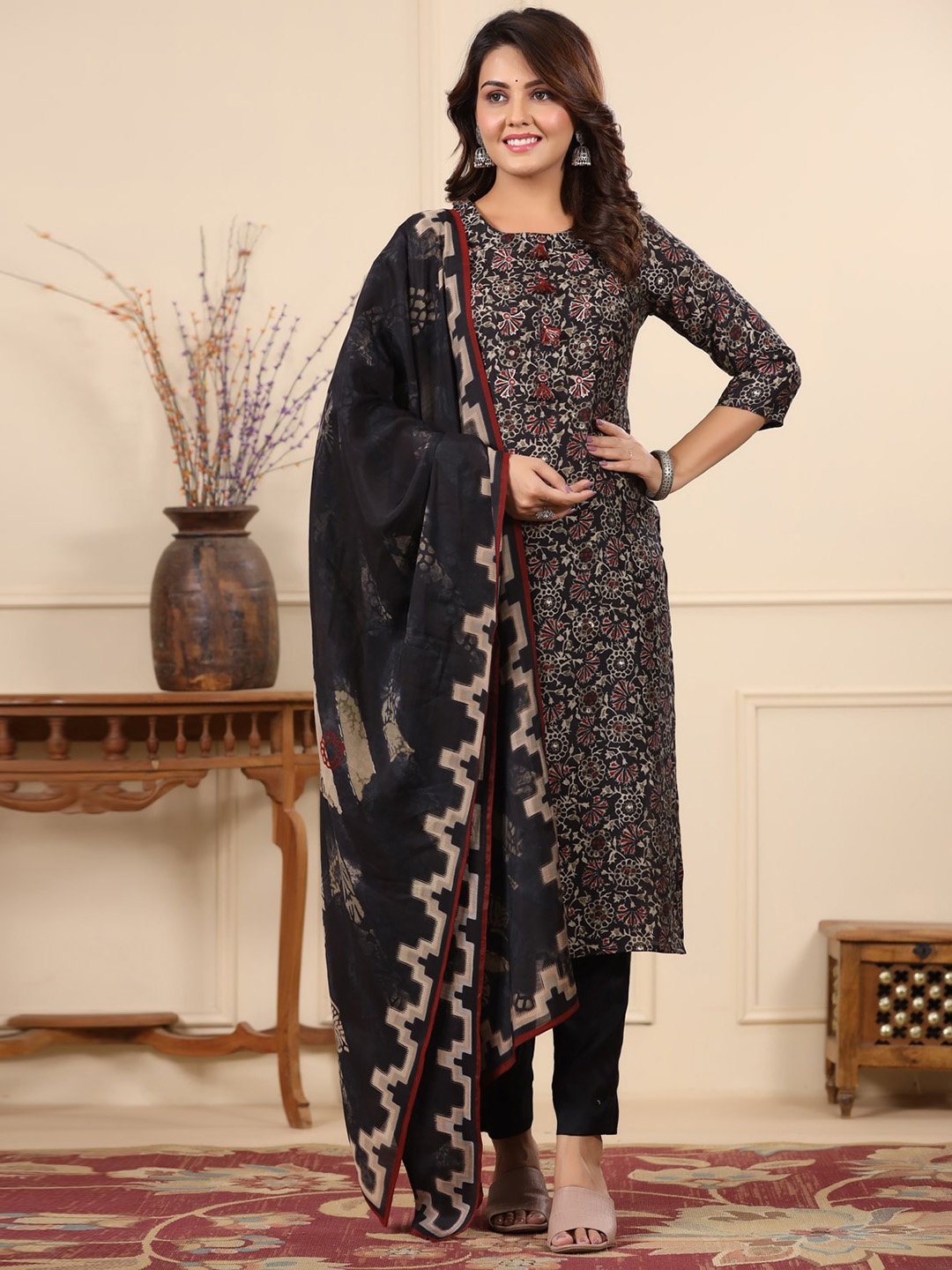 

PIROH Floral Printed Regular Kurta with Trousers & Dupatta, Black