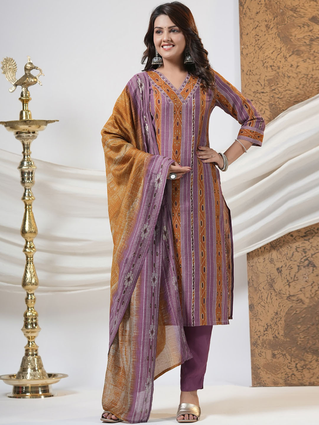 

PIROH Geometric Printed Regular Kurta with Trousers & Dupatta, Purple