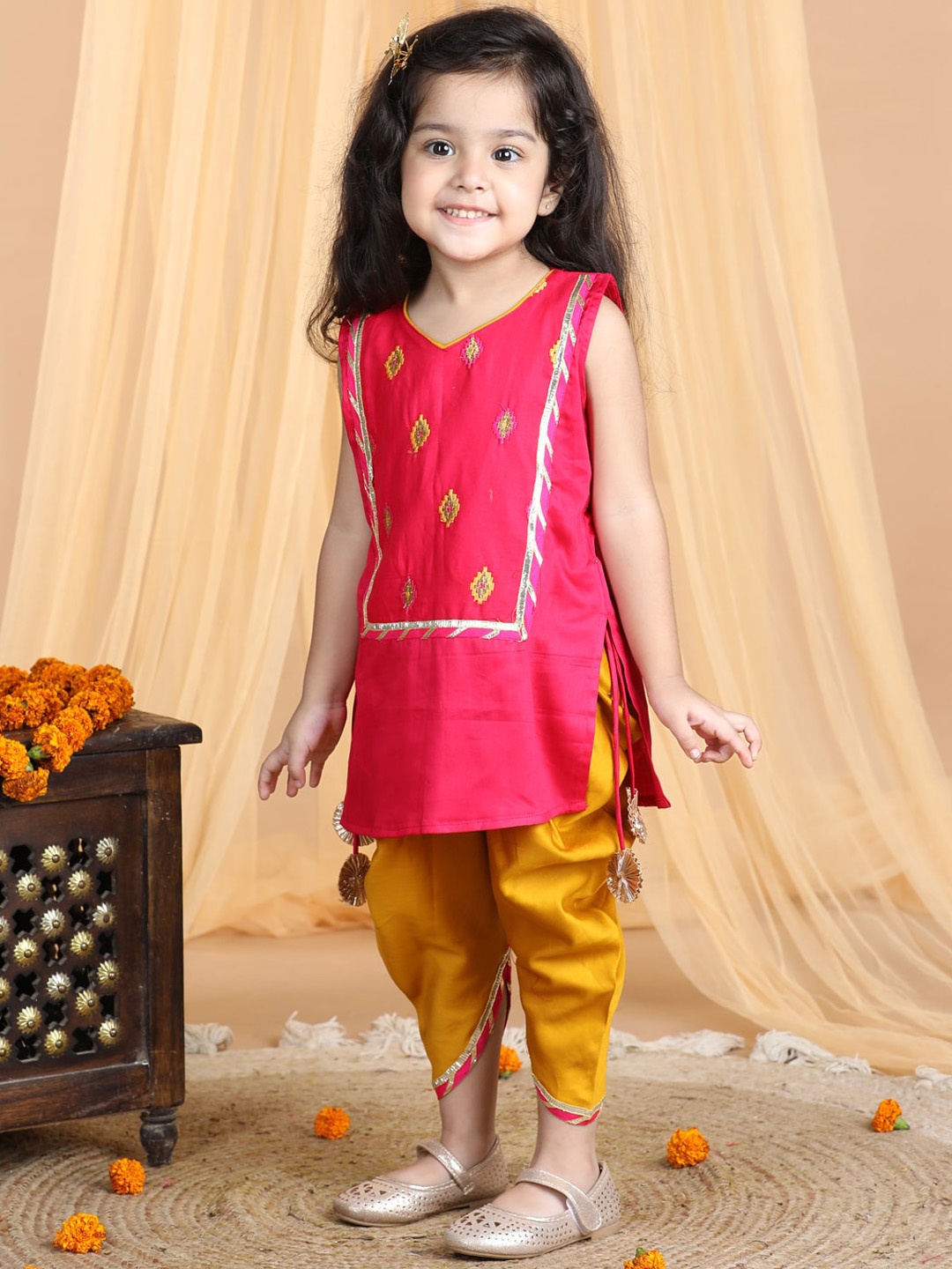 

Kinder Kids Girls Floral Embroidered Pure Cotton Kurta With Dhoti Pants, Pink