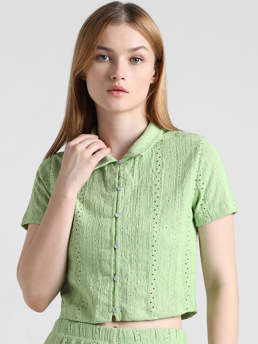 

ONLY Onljon Garden SS Self Design Boxy Crop Shirt Style Top, Green