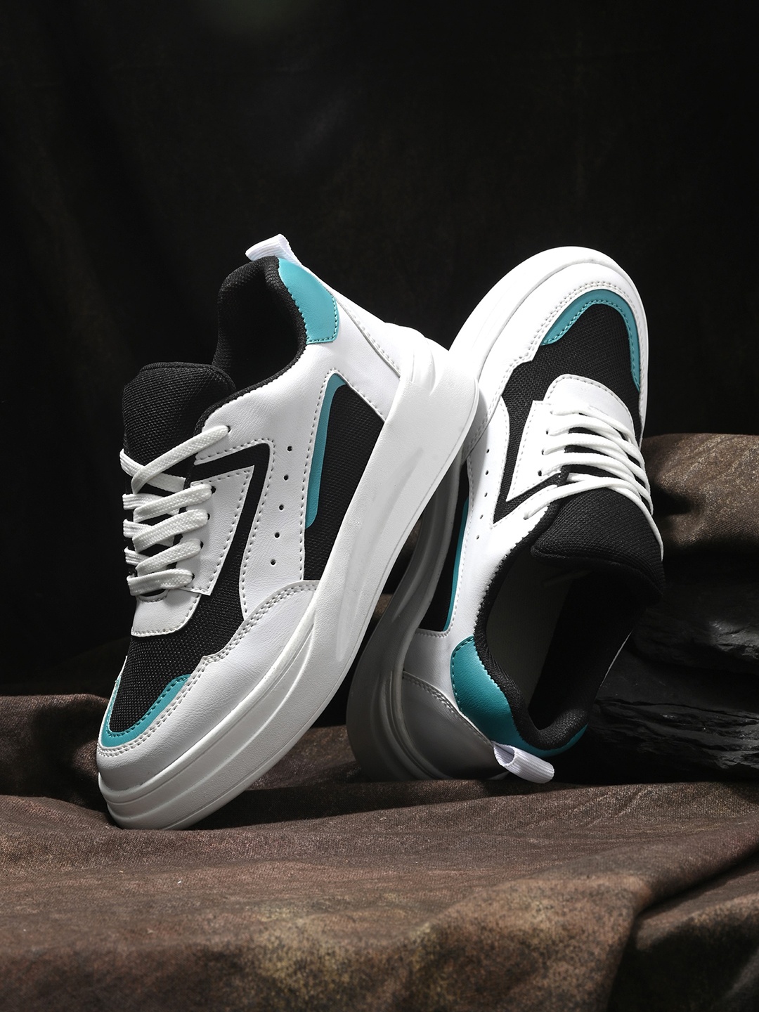 

The Roadster Lifestyle Co. Women White & Black Colourblocked Lightweight Sneakers