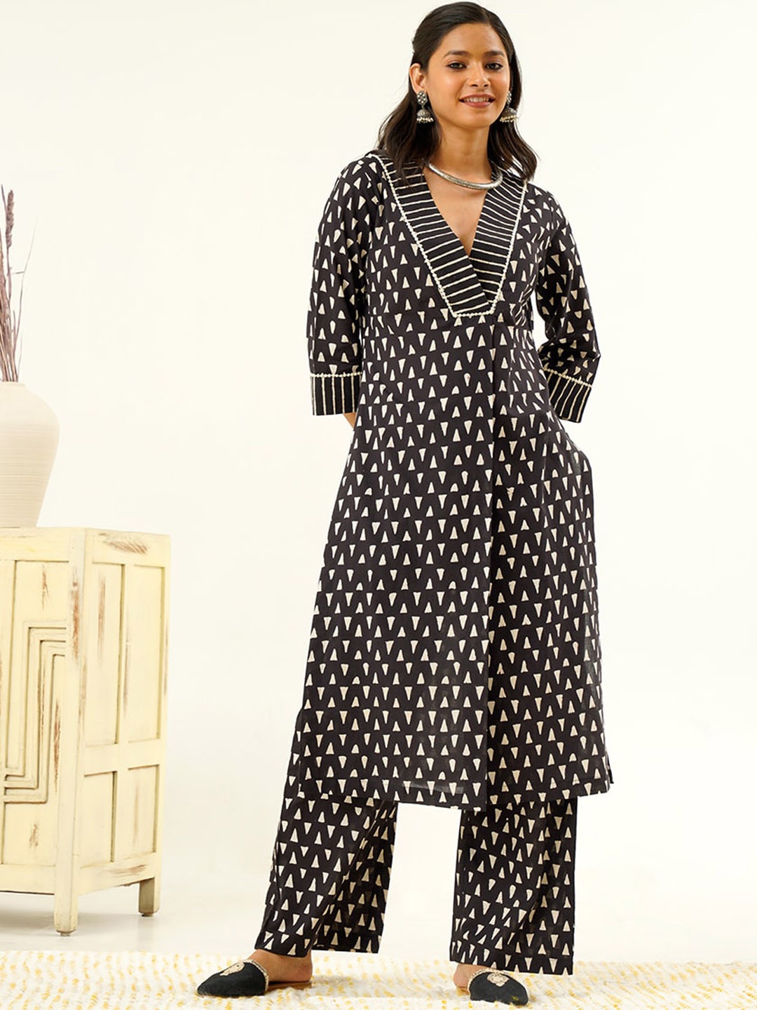 

indy Raaga Geometric Printed Regular Pure Cotton Kurta with Palazzos, Black