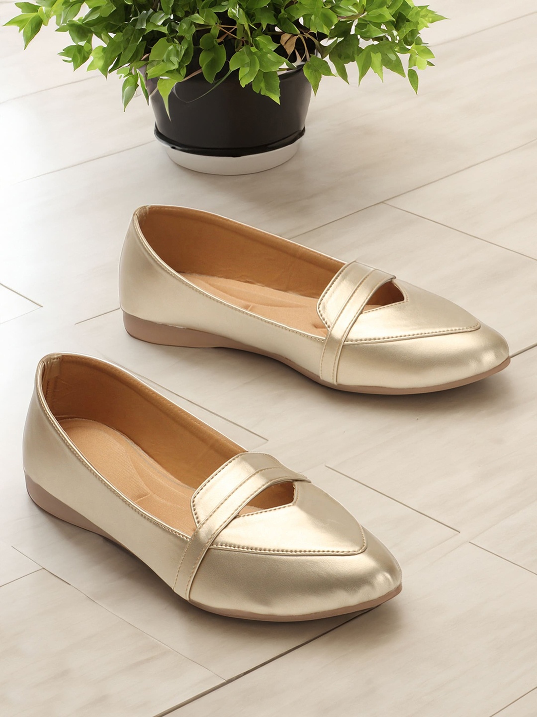 

CLOSHO Cut-Out Detail Ballerinas, Gold