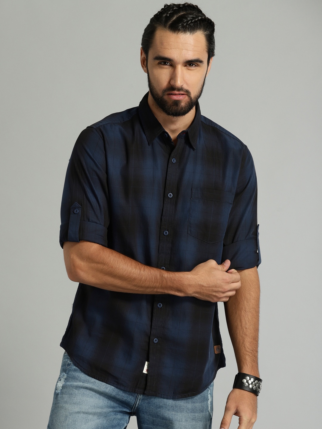 

Roadster Men Navy Blue & Black Regular Fit Striped Casual Shirt