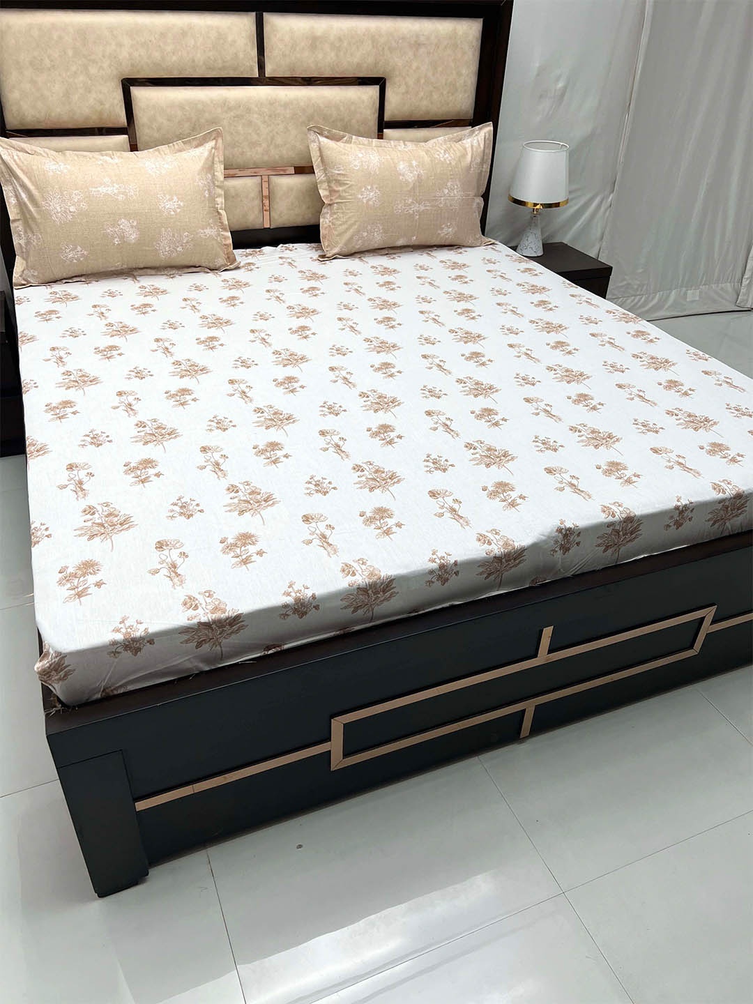 

Pure Decor Sapphire White Floral Cotton 260 TC Fitted King Bedsheet With 2 Pillow Covers, Brown