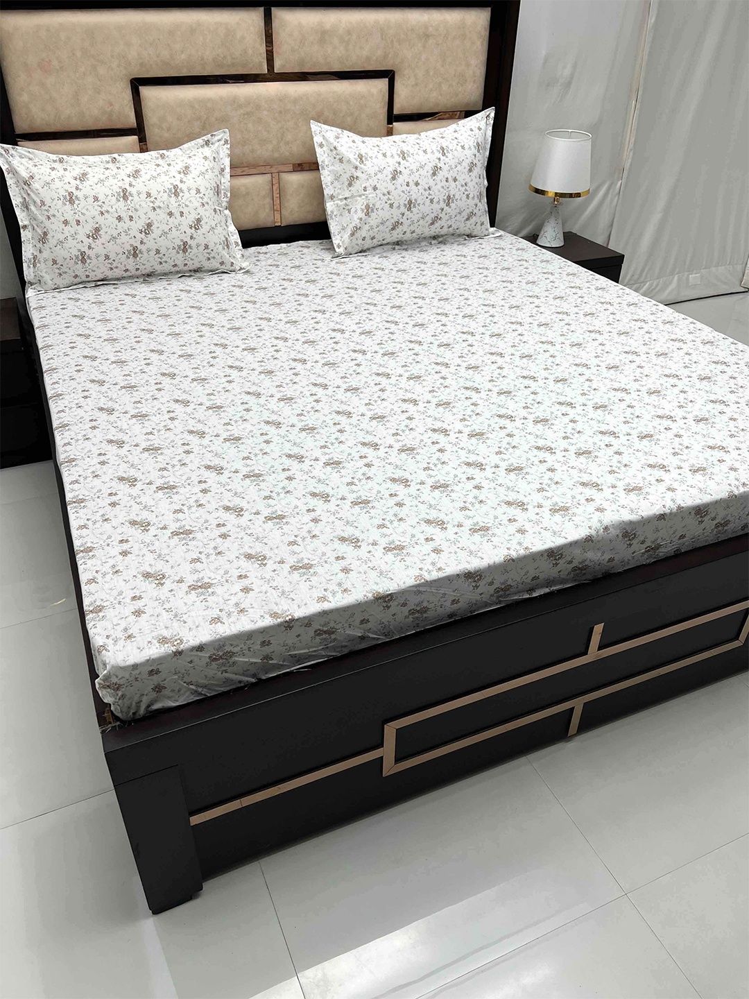 

Pure Decor Gem White Floral Pure Cotton 260 TC Fitted King Bedsheet With 2 Pillow Covers