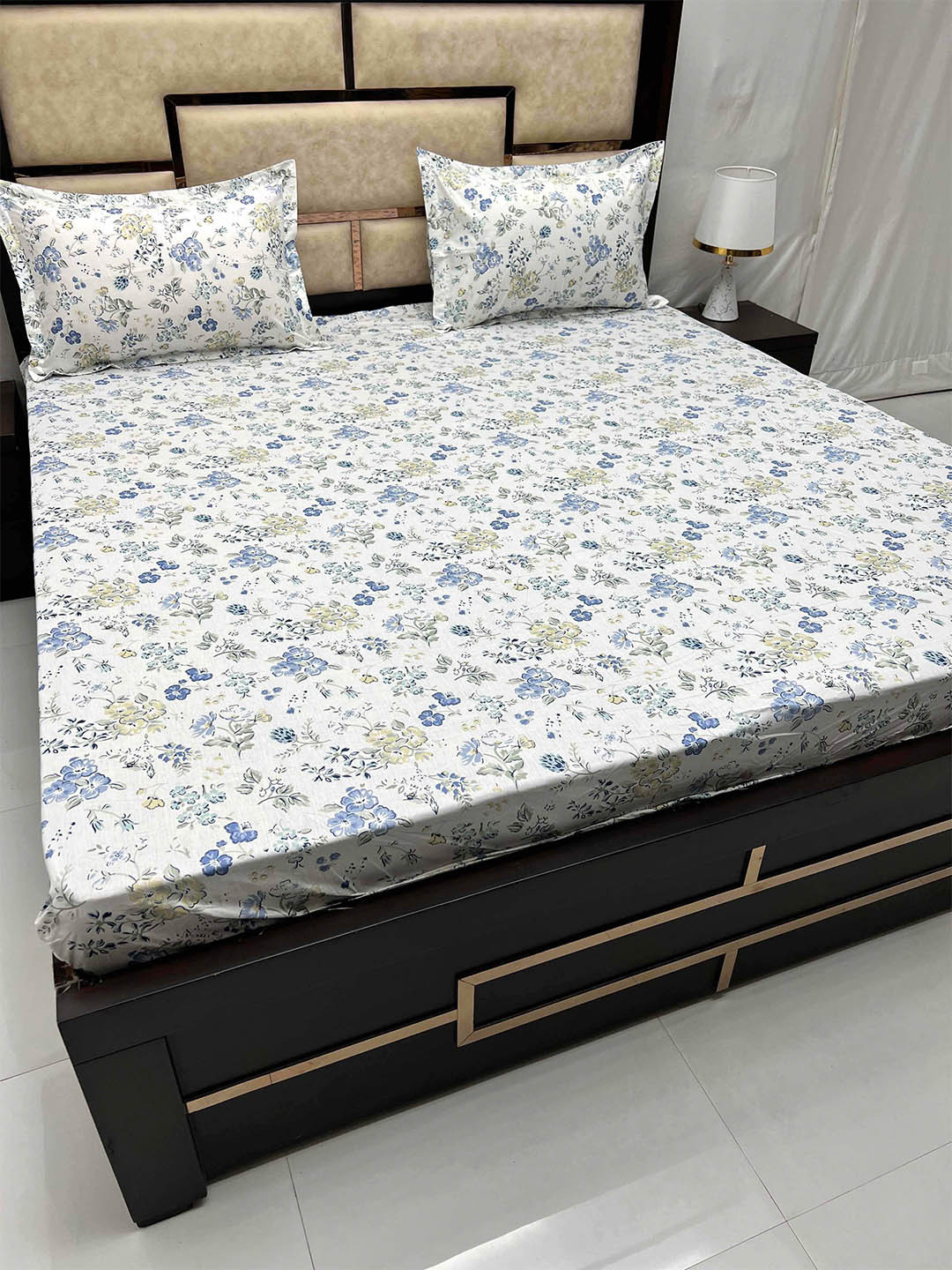 

Pure Decor Gem White Floral Pure Cotton 260 TC King Fitted Bedsheet with 2 Pillow Covers
