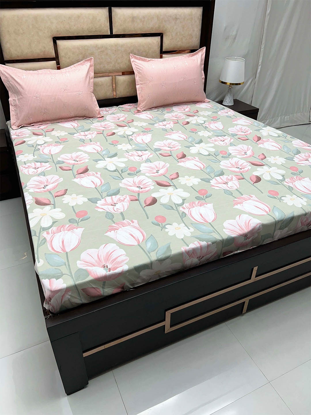 

Pure Decor Manor Green & Pink Floral Polycotton 164 TC King Bedsheet With 2 Pillow Covers
