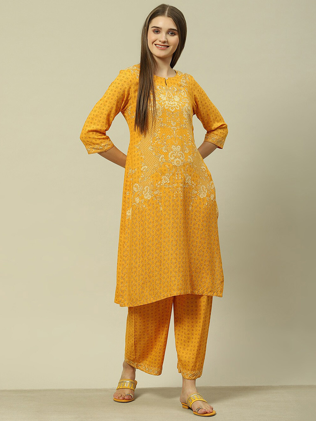 

Rangriti Floral Printed Round Neck Regular Kurta with Palazzos, Yellow