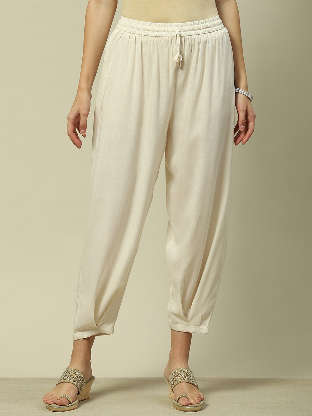

Rangriti Women Straight Fit Pleated Trousers, Off white
