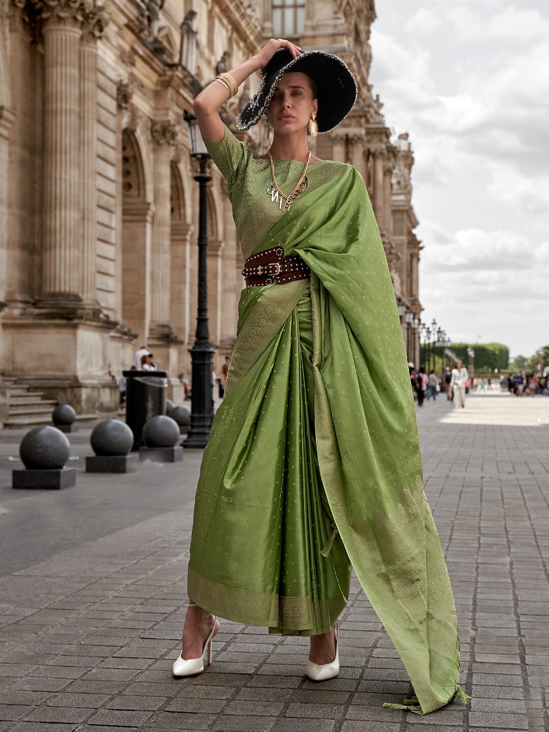 

Mitera Green & Gold-Toned Ethnic Motifs Zari Satin Banarasi Saree