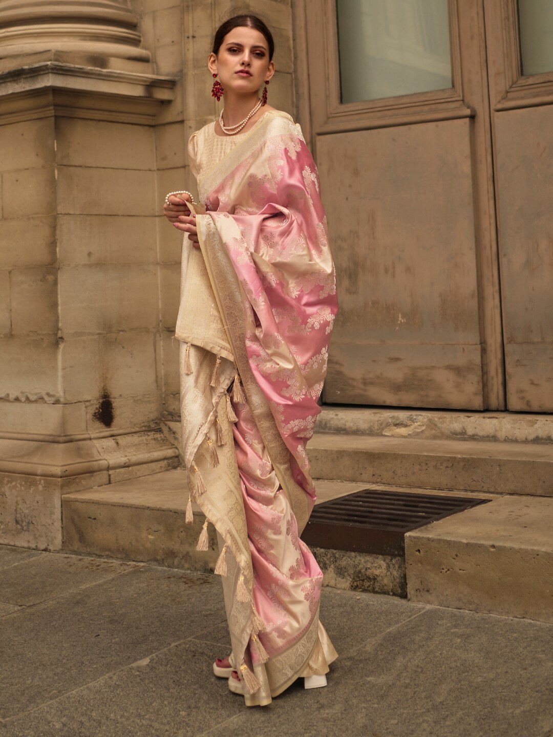 

Mitera Ethnic Motifs Woven Design Zari Satin Banarasi Saree, Pink