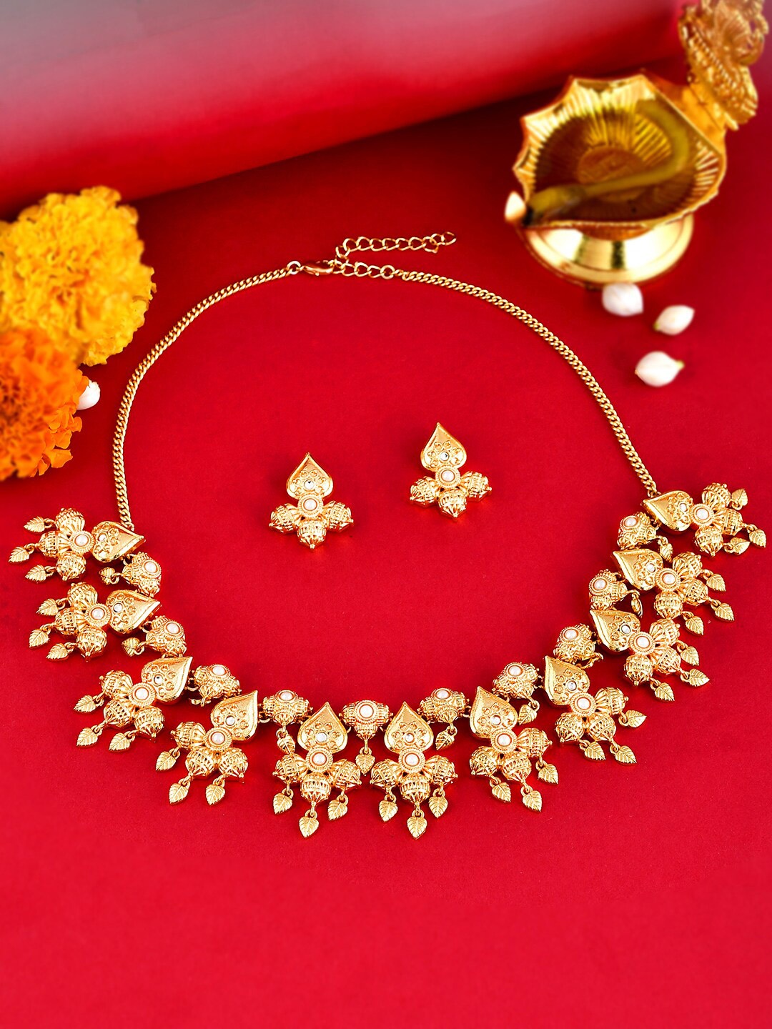 

Voylla Women Aradhana Deepti Gold-Plated Jewellery Set