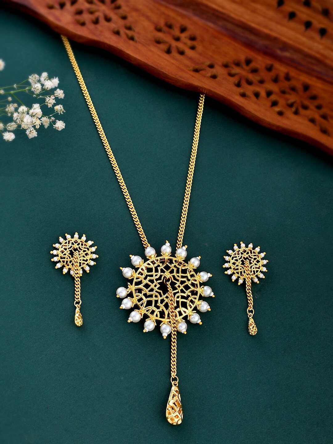 

Voylla Nazakat Aara Gold-Plated Pearl Beaded Necklace Set