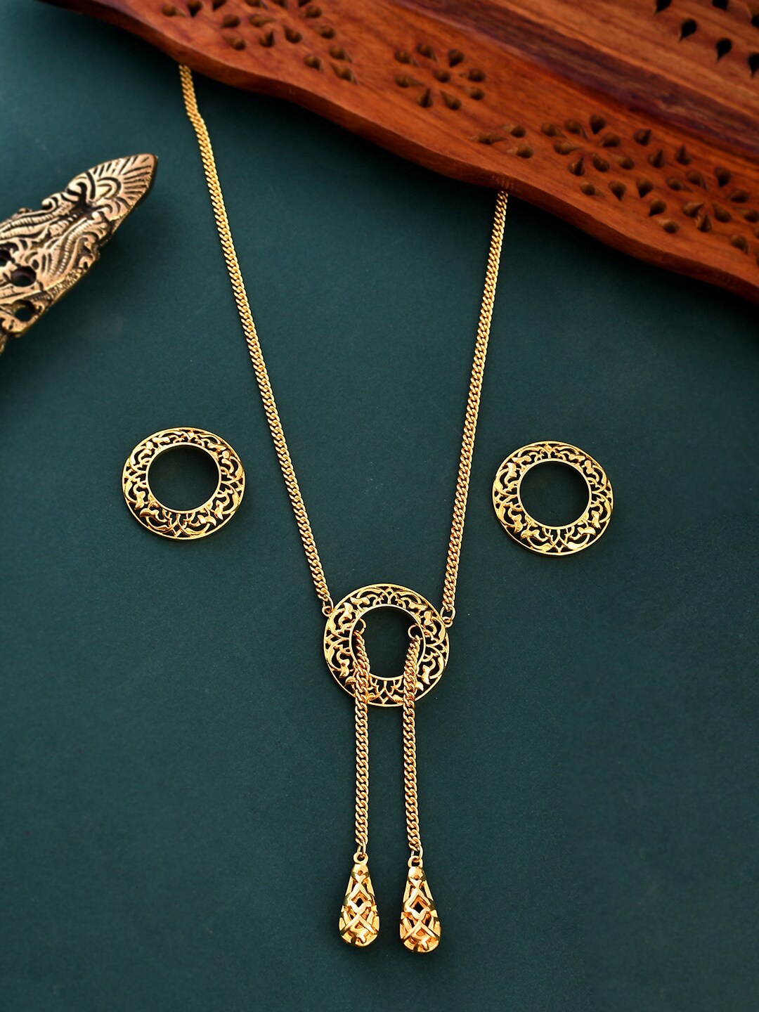 

Voylla Nazakat Noor Gold Plated Necklace Set