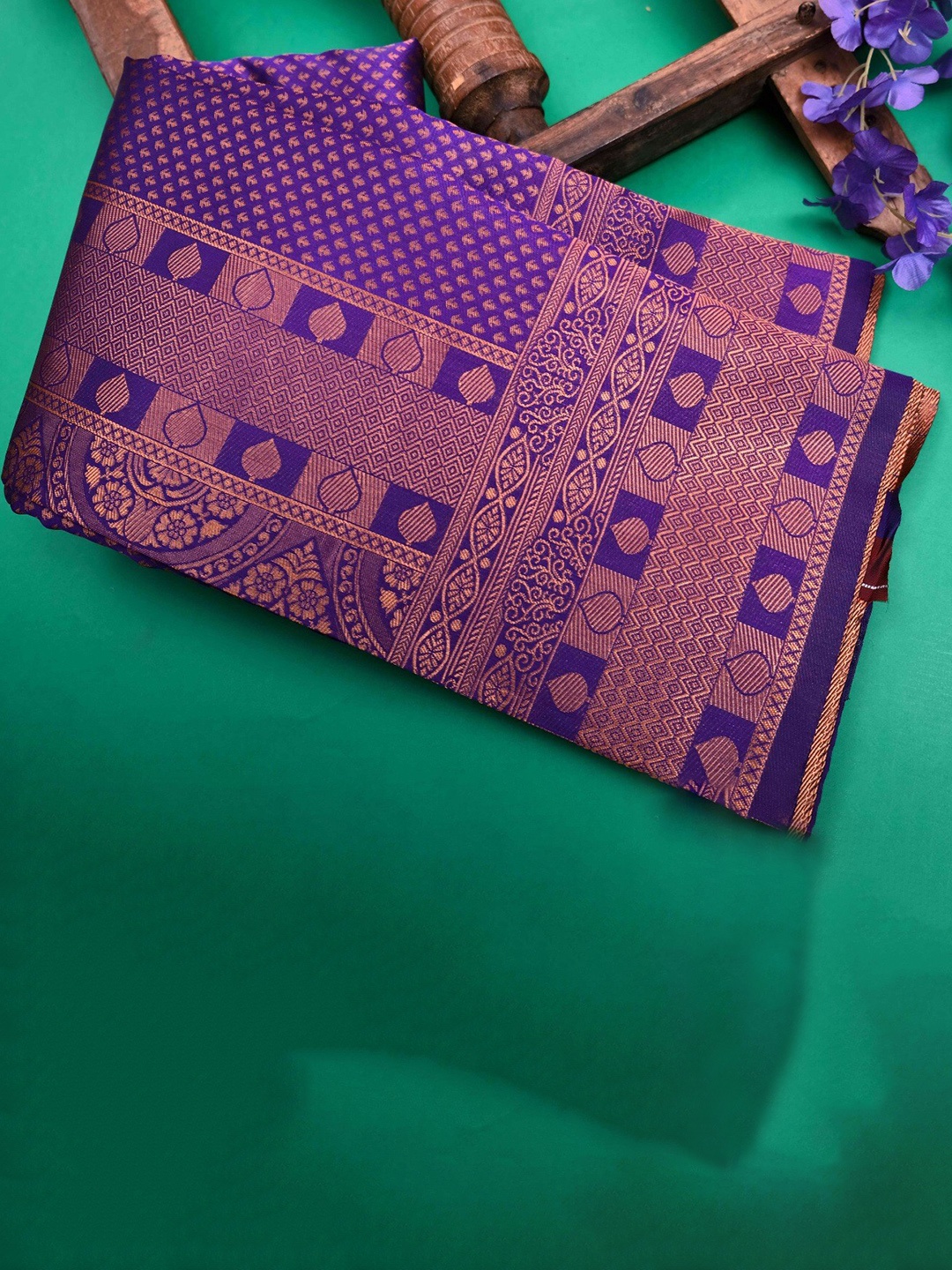 

MORLY Ethnic Motifs Woven Design Zari Kanjeevaram Saree, Purple