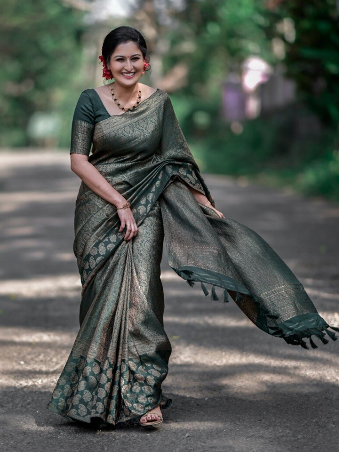 

MORLY Ethnic Motifs Woven Design Zari Kanjeevaram Saree, Olive