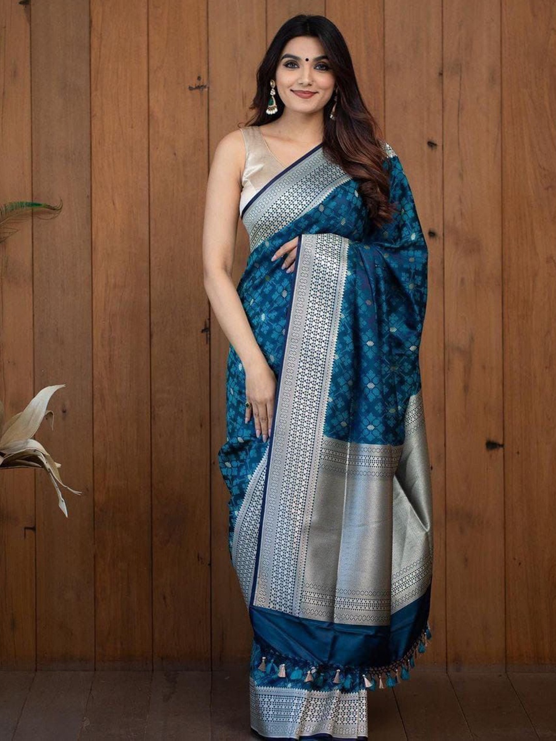 

MORLY Ethnic Motifs Woven Design Zari Kanjeevaram Saree, Blue