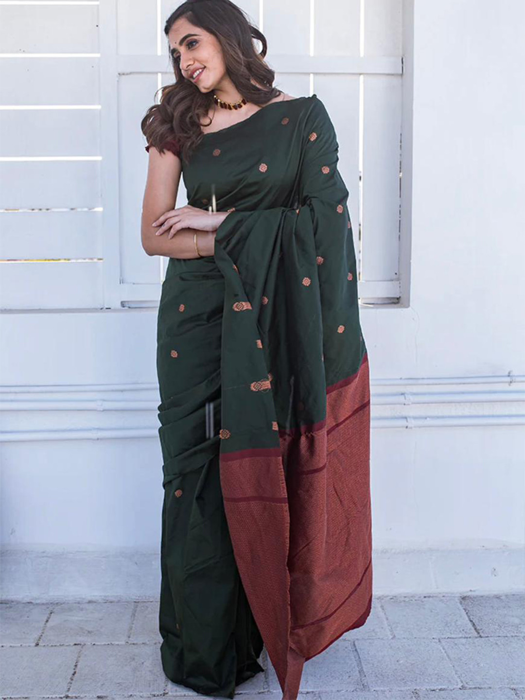 

MORLY Ethnic Motifs Woven Design Zari Kanjeevaram Saree, Green