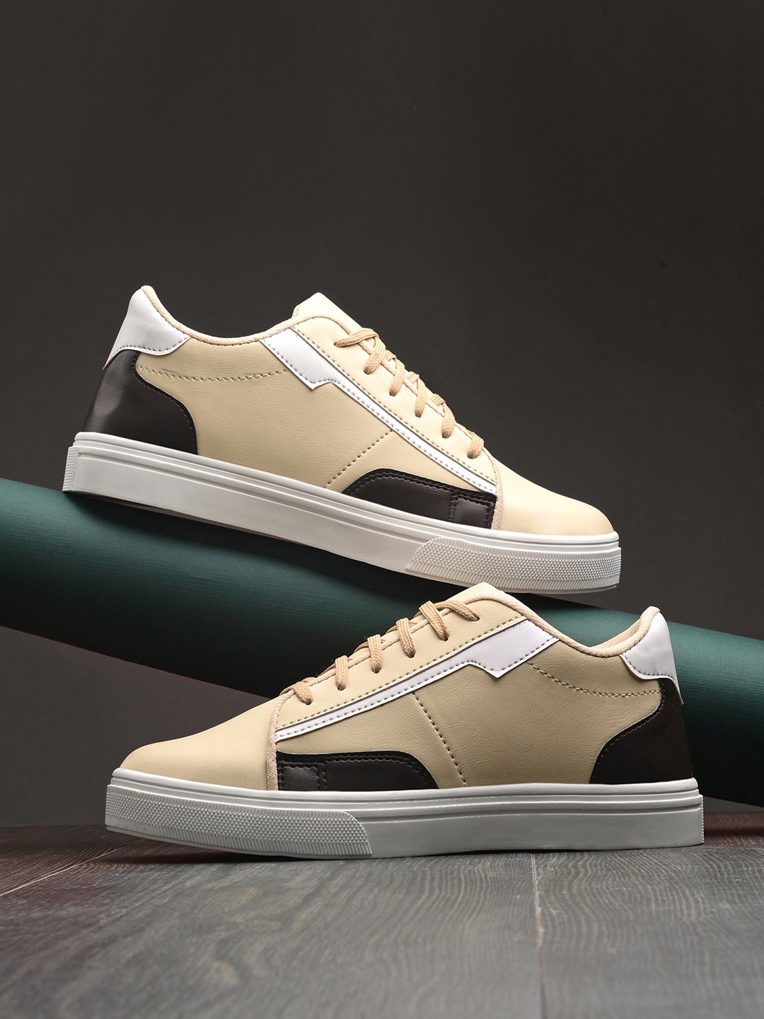 

The Roadster Lifestyle Co. Men Beige & Black Colourblocked Lightweight Sneakers