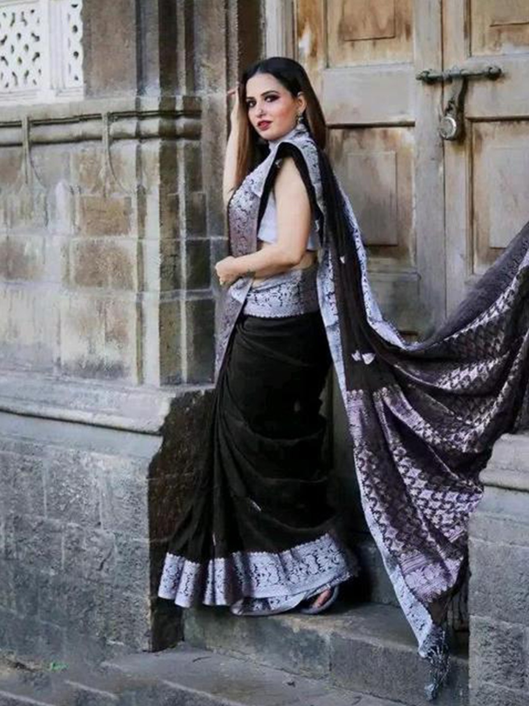 

MORLY Ethnic Motifs Woven Design Zari Kanjeevaram Saree, Black