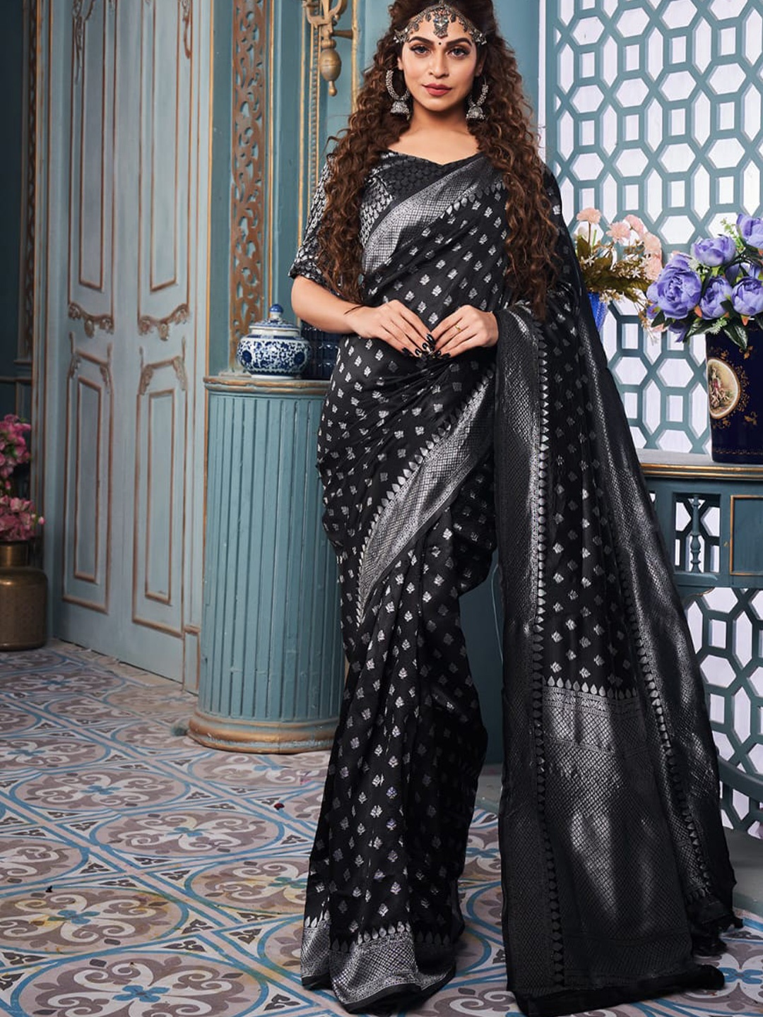 

MORLY Ethnic Motifs Woven Design Zari Silk Blend Kanjeevaram Saree, Black