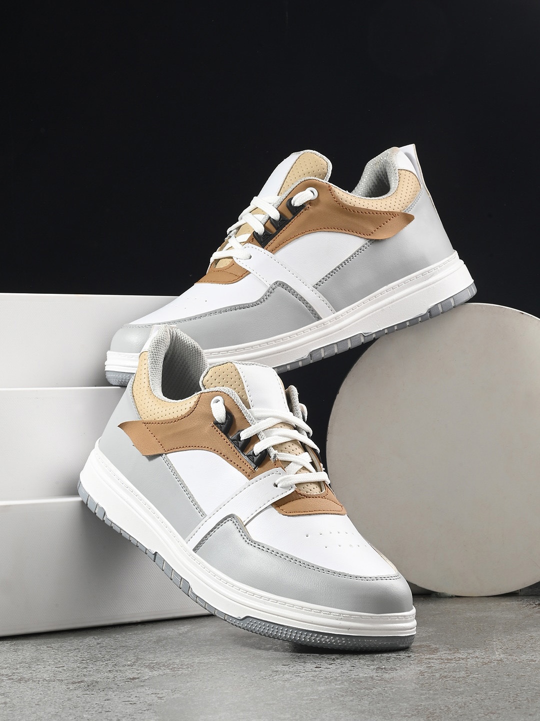 

The Roadster Lifestyle Co. Men White & Grey Colourblocked Lightweight Sneakers