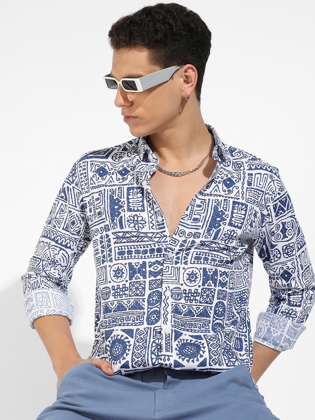 

Campus Sutra Blue & white Classic Conversational Printed Casual Shirt