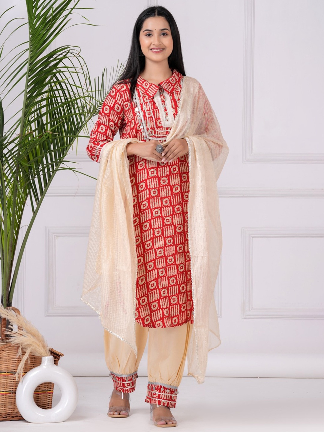 

UNISETS Abstract Printed Thread Work Straight Kurta With Salwar & Dupatta, Red