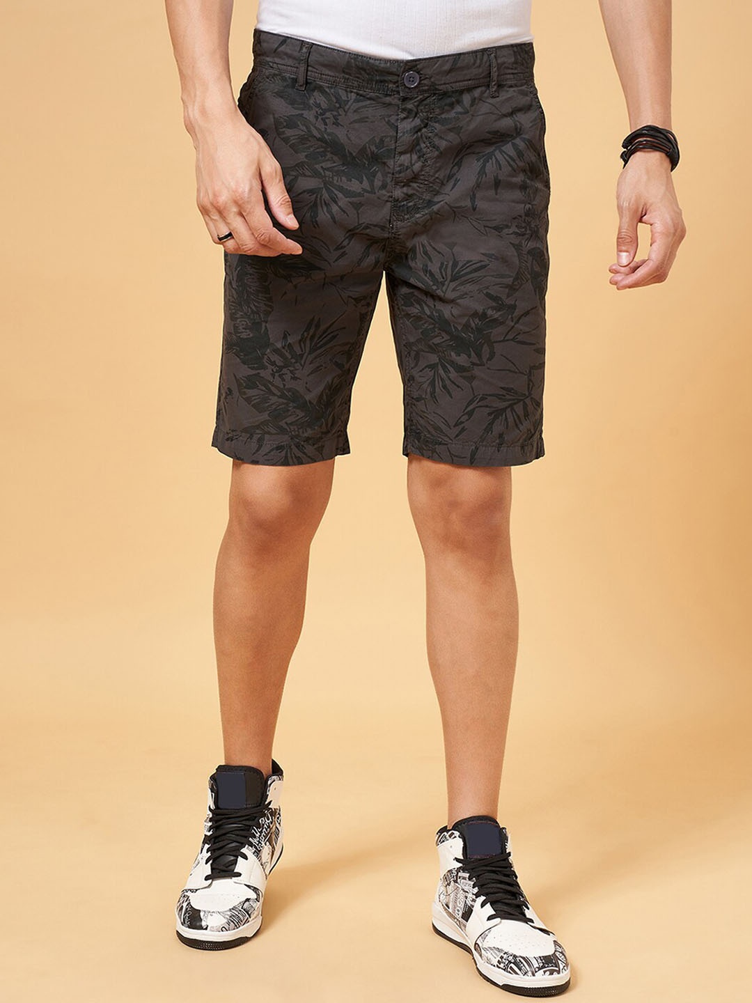 

People Men Floral Printed Mid Rise Cotton Chinos Shorts, Grey