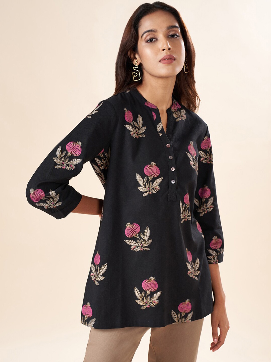 

AKKRITI BY PANTALOONS Mandarin Collar Floral Printed Tunic, Black