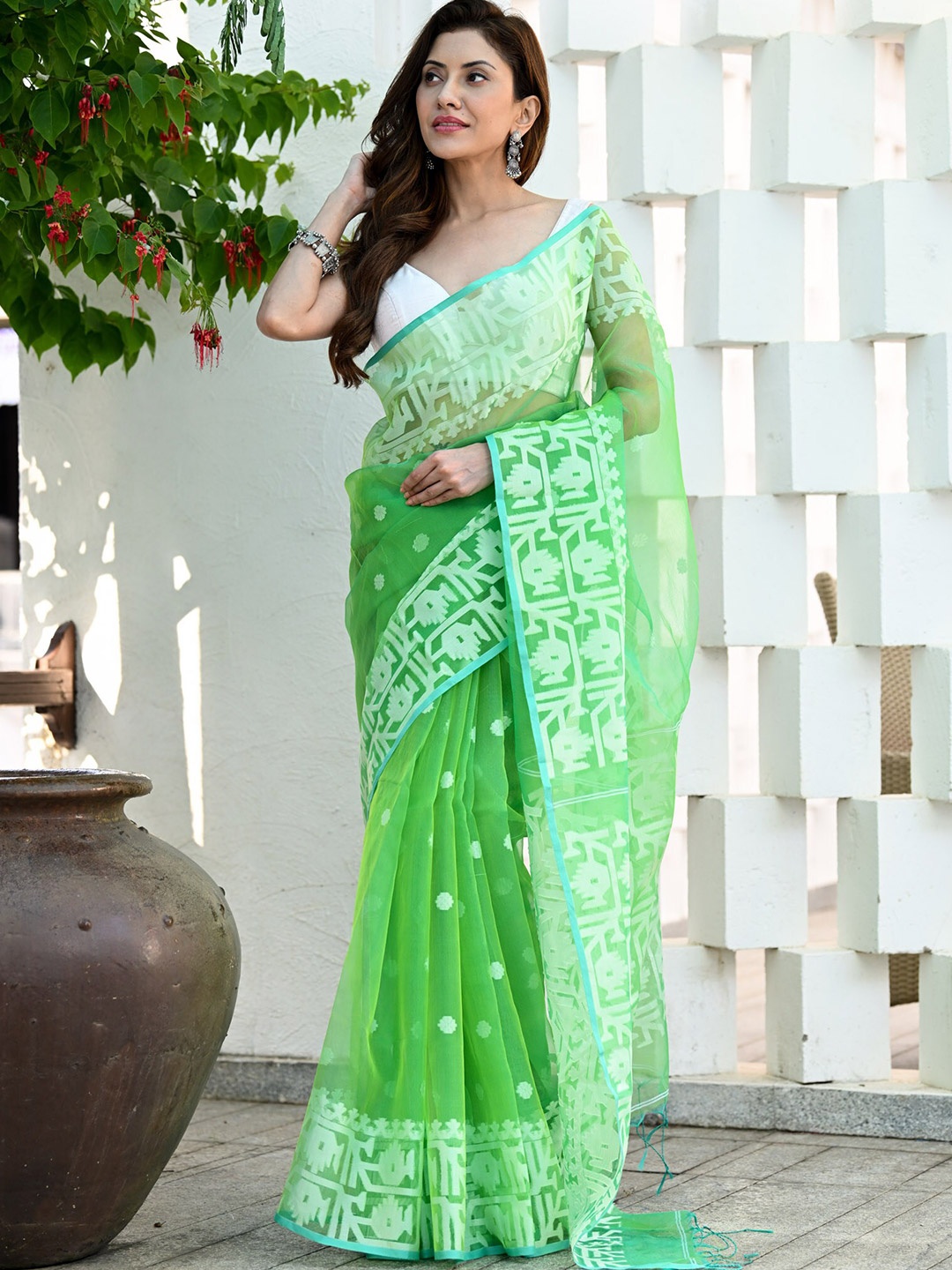 

BEATITUDE Woven Design Jamdani Saree, Green