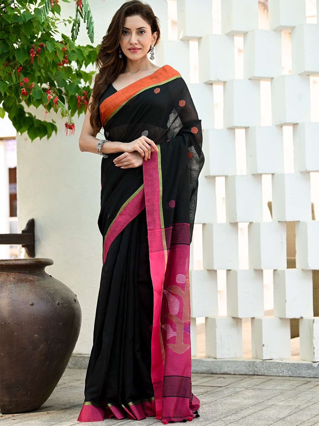 

BEATITUDE Ethnic Motifs Woven Design Saree, Black