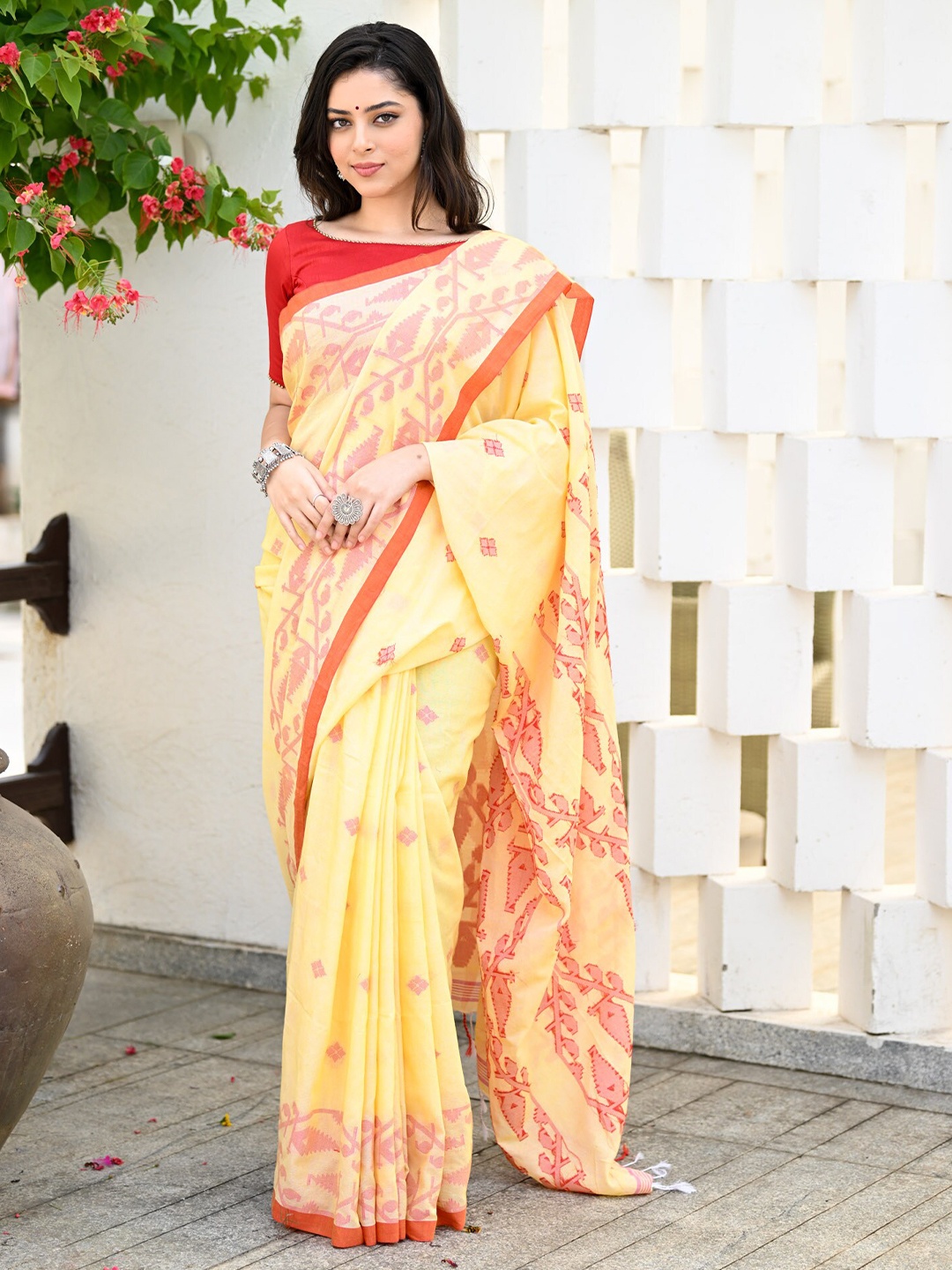 

BEATITUDE Woven Design Pure Cotton Jamdani Saree, Yellow