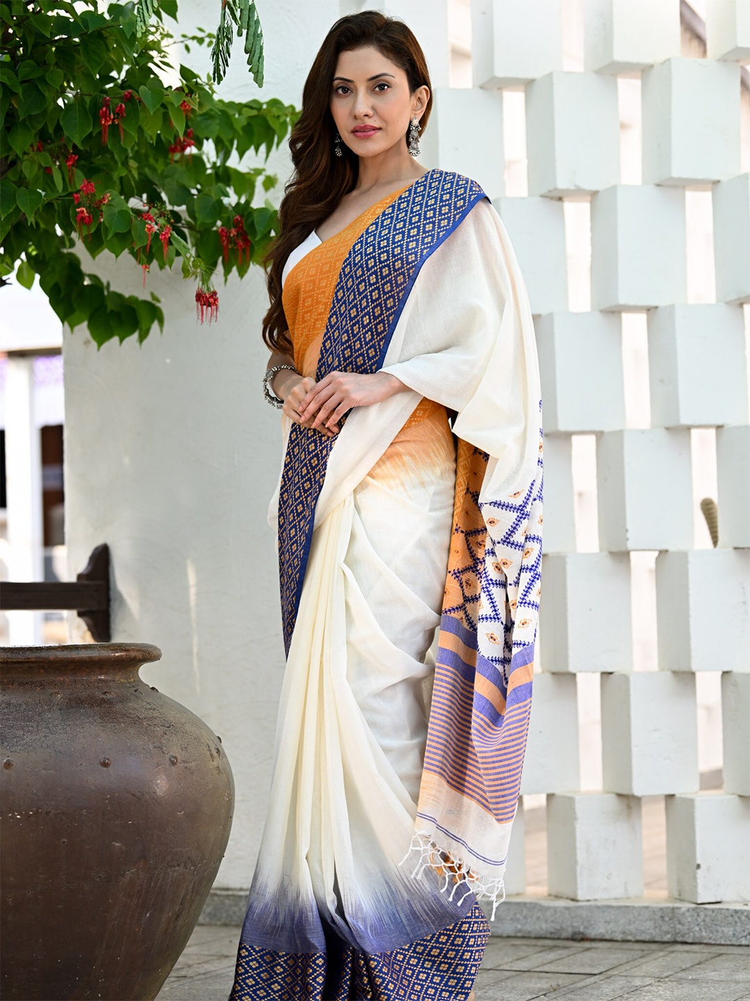 

BEATITUDE Woven Design Saree, White