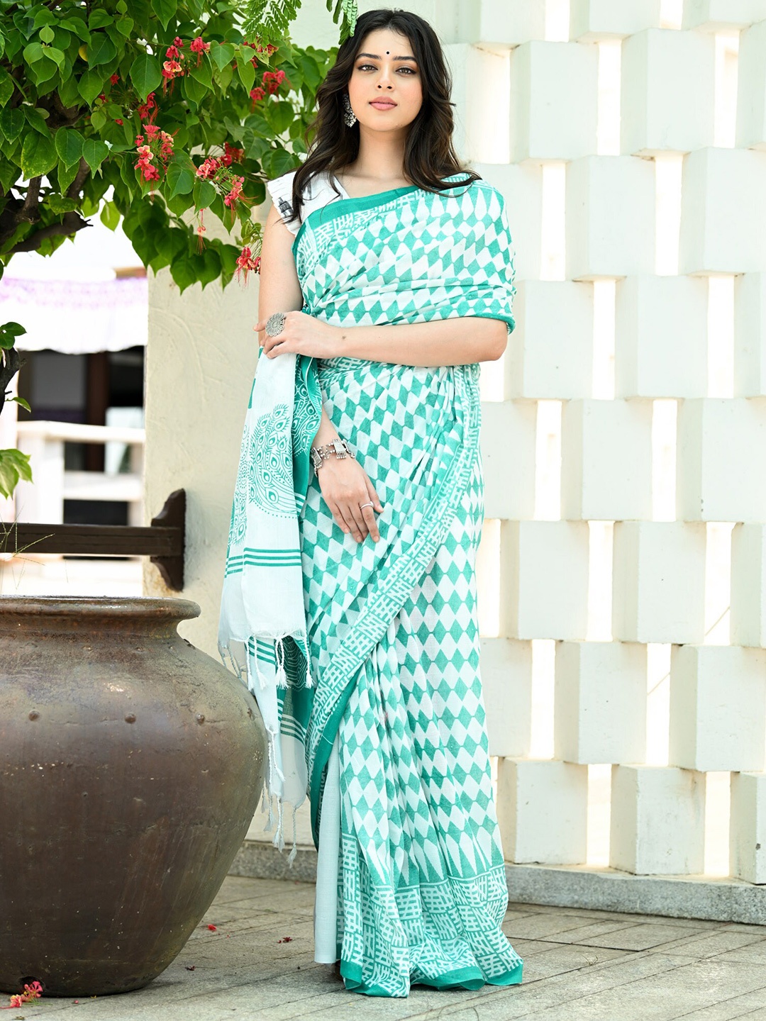 

BEATITUDE Geometric Printed Pure Cotton Saree, White