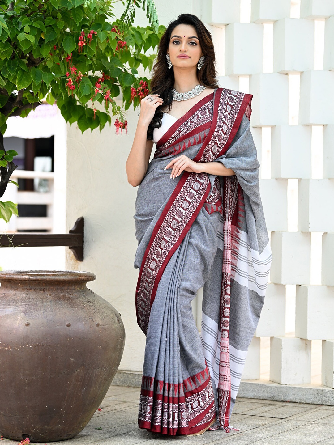 

BEATITUDE Pure Cotton Saree, Grey