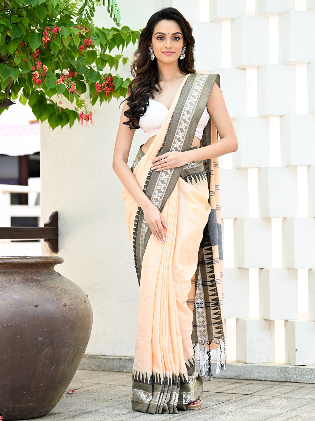 

BEATITUDE Woven Design Pure Cotton Saree, Cream