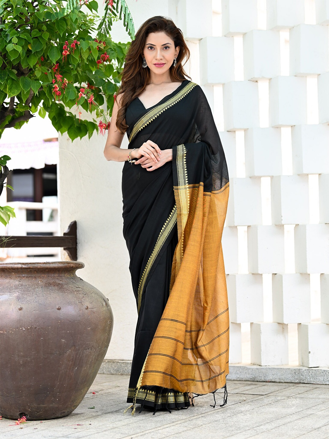

BEATITUDE Pure Cotton Saree, Black