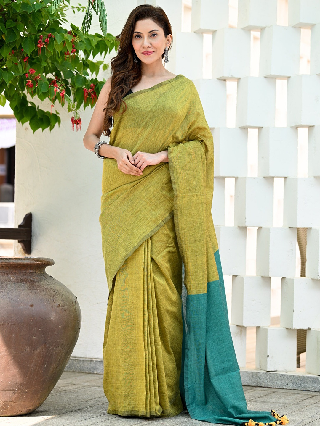 

BEATITUDE Colourblocked Saree, Green