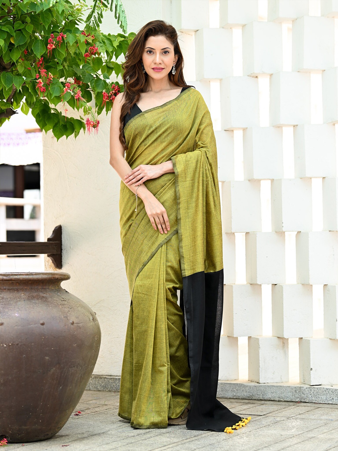 

BEATITUDE Saree With Blouse Piece, Green